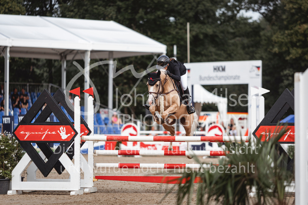 240906_BuCha_Pony-L-6j-263 | Deine schönsten Turniermomente als professionelle Fotos! Entdecke hochwertige Pferdesport-Fotografie im Online-Shop. Jetzt Fotos finden & bestellen!