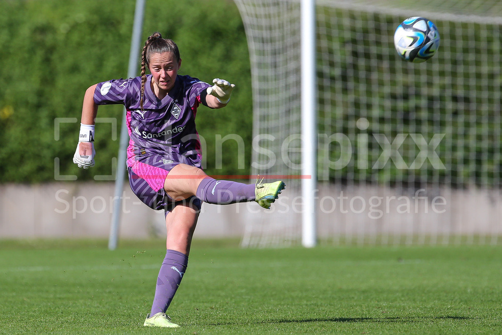 Fussball, DFB-Pokal Frauen, Borussia Mönchengladbach - SV Werder Bremen | v.li.: Luisa Palmen (Torhüterin, Torwart, Borussia Mönchengladbach, 23) Freisteller, Einzelbild, Ganzkörper, Aktion, Action, Spielszene, DIE DFB-RICHTLINIEN UNTERSAGEN JEGLICHE NUTZUNG VON FOTOS ALS SEQUENZBILDER UND/ODER VIDEOÄHNLICHE FOTOSTRECKEN. DFB REGULATIONS PROHIBIT ANY USE OF PHOTOGRAPHS AS IMAGE SEQUENCES AND/OR QUASI-VIDEO.