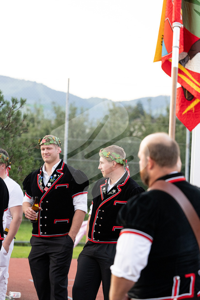 ESAF2025_Empfang_8480 | Die Schwinger des Schwyzer Kantonalen Schwingerverbandes: Fotos, die Dynamik und Leidenschaft festhalten, sowie emotionale Momente aus dem traditionellen Schwingsport zeigen. - Realisiert mit Pictrs.com