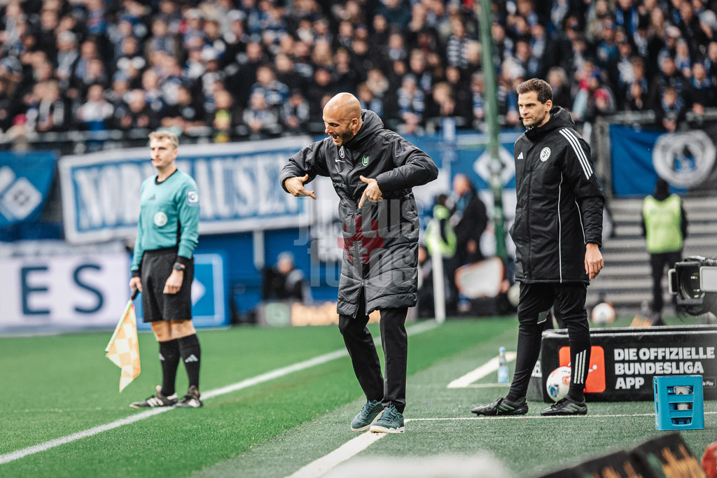 Fußball | Männer | Saison 2025/2026 | 1. Fußball-Bundesliga | 8. Spieltag | Hamburger SV vs. VfL Wolfsburg | 25.10.2025 | Trainer Paul Simonis (VfL Wolfsburg) gibt Anweisungen