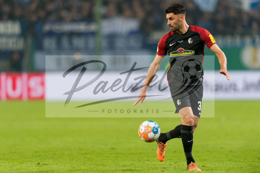 HSVSCF20220419_378 | Fussball, Herren: Vincenzo Grifo (SC Freiburg) in Aktion, am Ball, Einzelaktion beim DFB-Pokal-Halbfinalspiel zwischen Hamburger SV und SC Freiburg im Volksparkstadion am 19.04.2022 in Hamburg, Deutschland.DFB / DFL REGULATIONS PROHIBIT ANY USE OF PHOTOGRAPHS AS IMAGE SEQUENCES AND/OR QUASI-VIDEO. - Realisiert mit Pictrs.com