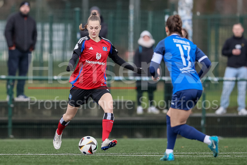 Fussball, Testspiel Frauen, Hamburger SV - 1. FFC Turbine Potsdam | v.li.: Emilia Hirche (Hamburger SV, 20) am Ball, Einzelbild, Ganzkörper, Aktion, Action, Spielszene