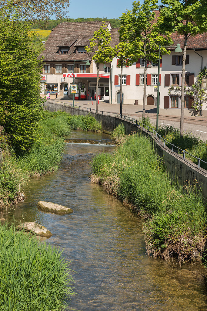 Dorfbach Hintere Frenke | in Ziefen, Baselland, Schweiz. - Realisiert mit Pictrs.com