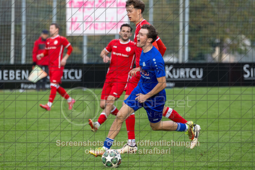 20251019_165630_0311 | #,FV Vorwärts Faurndau (rot) vs. TSV RSK Esslingen (blau), Fußball, Bezirksliga - Bezirk Neckar/Fils, 09. Spieltag, Saison 2025/2026, Rasenplatz, Im Dittlau 2, 73035 Göppingen, 19.10.2025 - 15:30 Uhr,Foto: PhotoPeet-Sportfotografie/Peter Harich