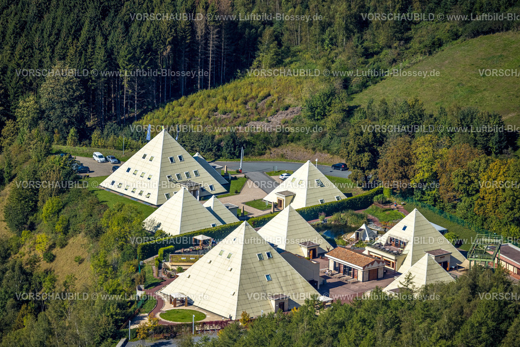 Lennestadt230910481Meggen | Luftbild, Galileo Park, Museum und Wissenspark, Häuser mit Spitzdach in Pyramidenform, Meggen, Lennestadt, Sauerland, Nordrhein-Westfalen, Deutschland