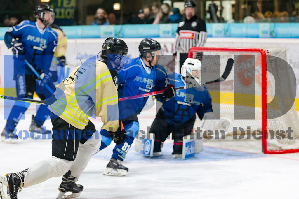 Benefiz-Eishockeyspiel der Polizei Bochum gegen die feuerwehr Duisburg {date} -  | {headline}



(Foto: Sebastian Sendlak / BOND)

 - Realisiert mit Pictrs.com