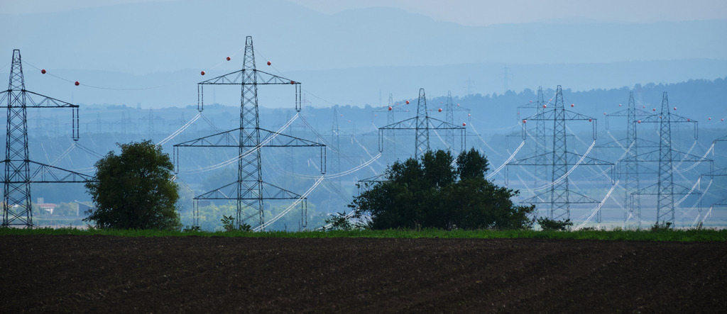 Strommasten und Stromleitung im Gewitterlicht | Engelmannsbrunn, Austria - October 02, 2025: Strommasten und Stromleitung im Gewitterlicht. - Realisiert mit Pictrs.com