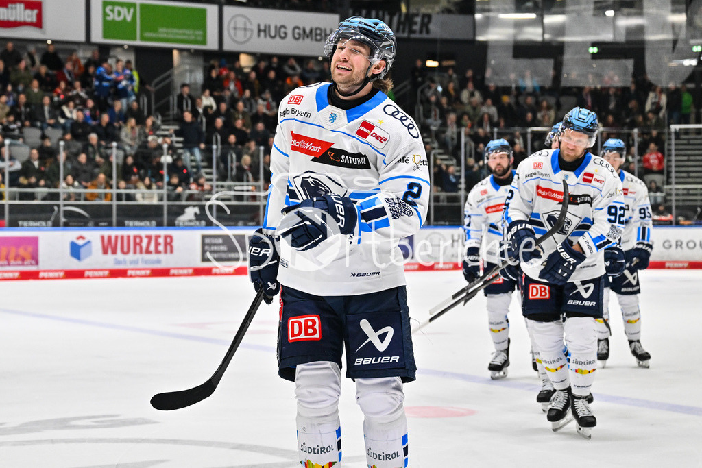 Augsburger Panther - ERC Ingolstadt | AUGSBURG, GERMANY - 12. DECEMBER: Jubel der Schanzer nach dem Ausgleich zum 3-3 durch Sam RUOPP (ERC Ingolstadt 2) / Tor / Torschuetze / Freude / Happy / während dem Match zwischen den Augsburger Panthern und dem ERC Ingolstadt am 27. Spieltag der Penny DEL im Curt Frenzel Stadion