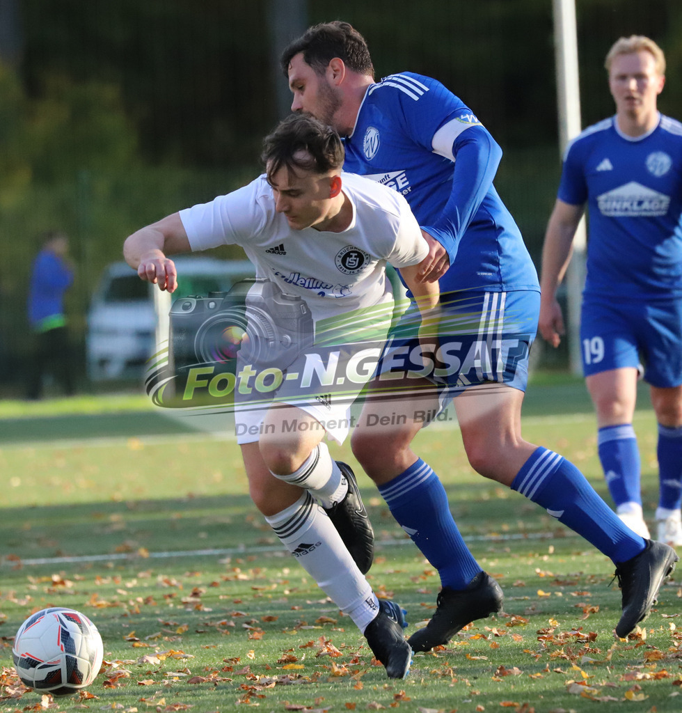 TuS Bruchmühlen - SV Enger-Westerenger | Auf dem Bild zu sehen: weiß TuS Bruchmühlen: Daniel Otto ; blau SV Enger-Westerenger: Steven CroppenstedtTuS Bruchmühlen, SV Enger-Westerenger, Saison 25/26, Kreisliga A, Bruchmühlen, Deutschland - Realisiert mit Pictrs.com