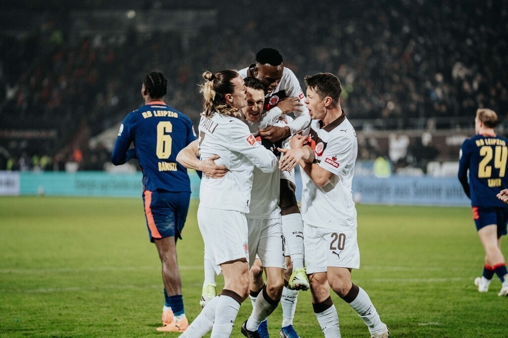 FCP02483 | Der offizielle Shop für FC St. Pauli Fotos. Wähle aus Spielszenen & Fanmomenten dein FCSP Wunschformat. Wir liefern Millerntor-Atmosphäre.