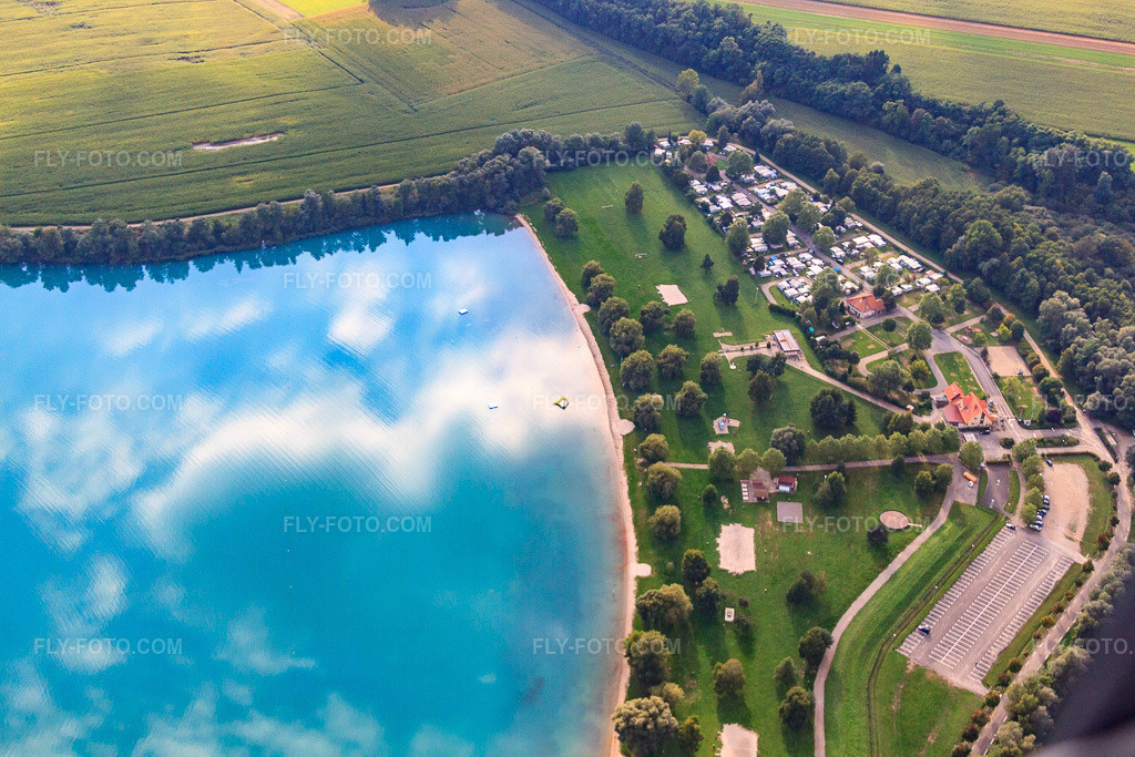 Aerial view: Camping Municipal des Mouettes at the Plage des Mouettes quarry lake in Lauterbourg in the state Bas-Rhin, France. – Photo: IMG_59806.jpg taken on 09/22/2013 by Werner Riehm/FLY-FOTO.com – Resolution of the original: 4752 x 3168 px – Le camping de Lauterbourg