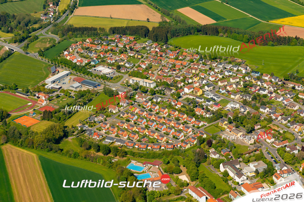 Das Luftbild zeigt :  Erbendorf - Die Luftaufnahme wurde 2024 vom UL-Flugzeug aus erstellt ( keine Drohne ) - Hochauflösende Luftaufnahme - Für grossformatige Ausdrucke geeignet. Die Geschenkidee !Mit Lizenz und Bildrechte bestellbar