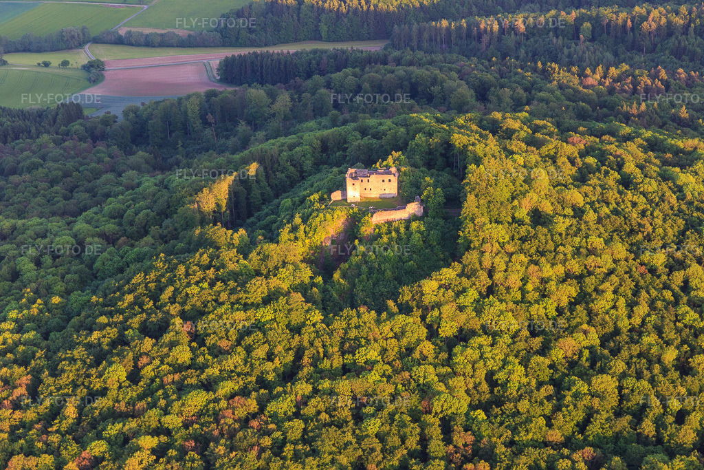 Luftbild: Burgruine Bramberg im Ortsteil Hohnhausen in Burgpreppach im Bundesland Bayern in Deutschland. – Foto: IMG_100185.jpg vom 26.05.2017 durch Werner Riehm/FLY-FOTO.de – Auflösung des Originals: 5472 x 3648 px – Burg Bramberg