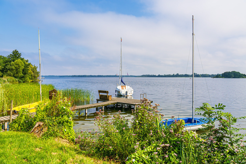 Boote und Steg am Schaalsee nahe der Stadt Zarrentin | Boote und Steg am Schaalsee nahe der Stadt Zarrentin.