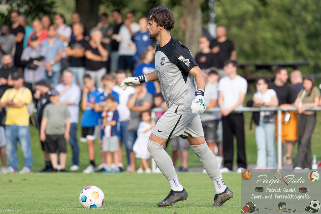 Hessenliga: Türk Gücü Friedberg - FC Eddersheim, 09.08.2024 | Daniel Zeaiter (FC Eddersheim #1) am Ball, Freisteller, Portrait / Porträt, Türk Gücü Friedberg - FC Eddersheim, Friedberg, Städtischer Sportplatz, 9.8.2024 - Realisiert mit Pictrs.com