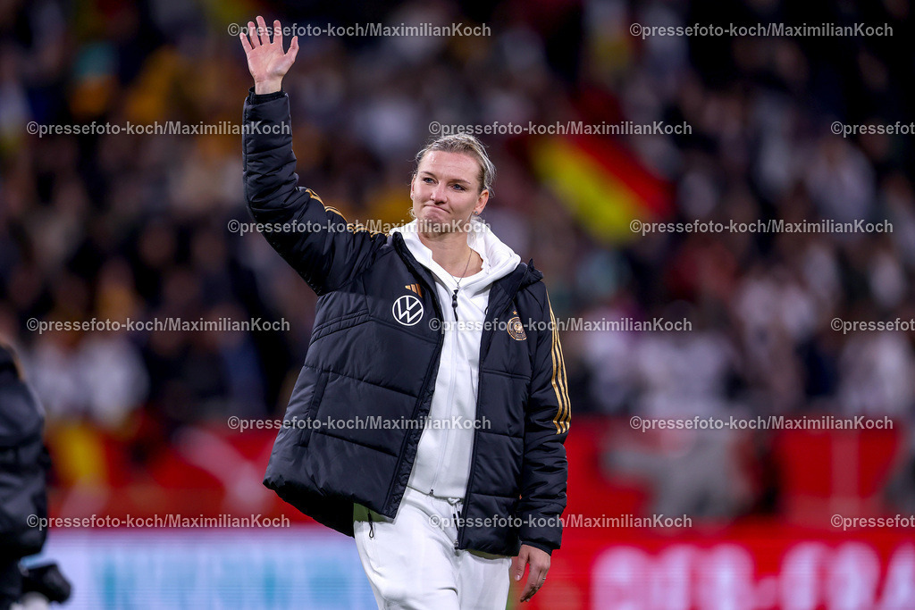 DFB28102401052 | 28.10.2024, Fußball Länderspiel Frauen, Deutschland - Australien, Schauindland-Reisen-Arena Duisburg, Saison 2024 2025: Emotionale Verabschiedung nach dem Spiel - Alexandra Popp (GER #11) verabschiedet sich von den Fans und der Mannschaft