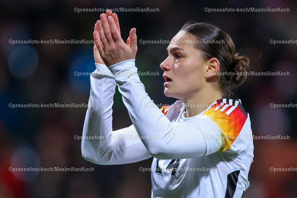 DFB0212240114202211 | 02.12.2024, Fußball Länderspiel Frauen, Deutschland - Italien, Vonovia-Ruhrstadion Bochum, Saison 2024 2025: Giovanna Hoffmann (GER #24) gestikulierendDFB regulations prohibit any use of photographs as image sequences and or quasi-video.