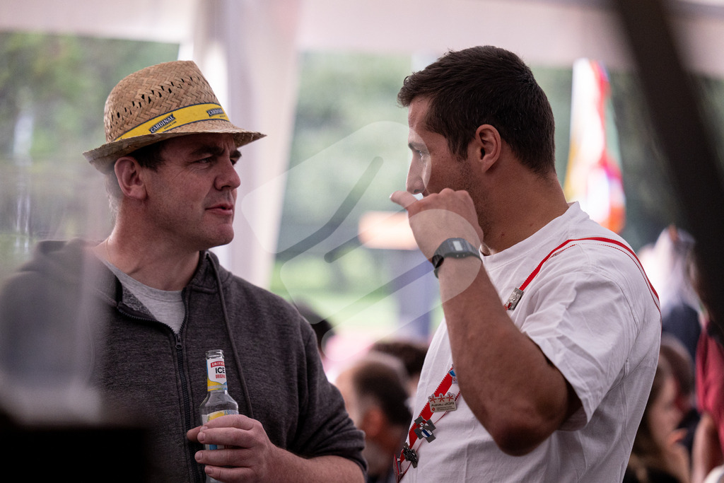 ESAF2025_Empfang_8435 | Die Schwinger des Schwyzer Kantonalen Schwingerverbandes: Fotos, die Dynamik und Leidenschaft festhalten, sowie emotionale Momente aus dem traditionellen Schwingsport zeigen. - Realisiert mit Pictrs.com