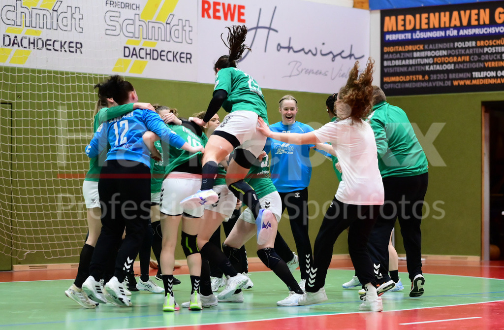Handball, 2. Bundesliga Frauen, SV Werder Bremen - VfL Waiblingen | v.li.: Spielerinnen des SV Werder Bremen jubeln über den Sieg, Freude über das gewonnene Spiel, Jubel, Lachen