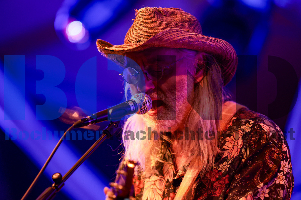 Bochum total 2024 - Die Feuersteins  {date} -  | {headline}(Foto: Sebastian Sendlak / BOND) - Realisiert mit Pictrs.com