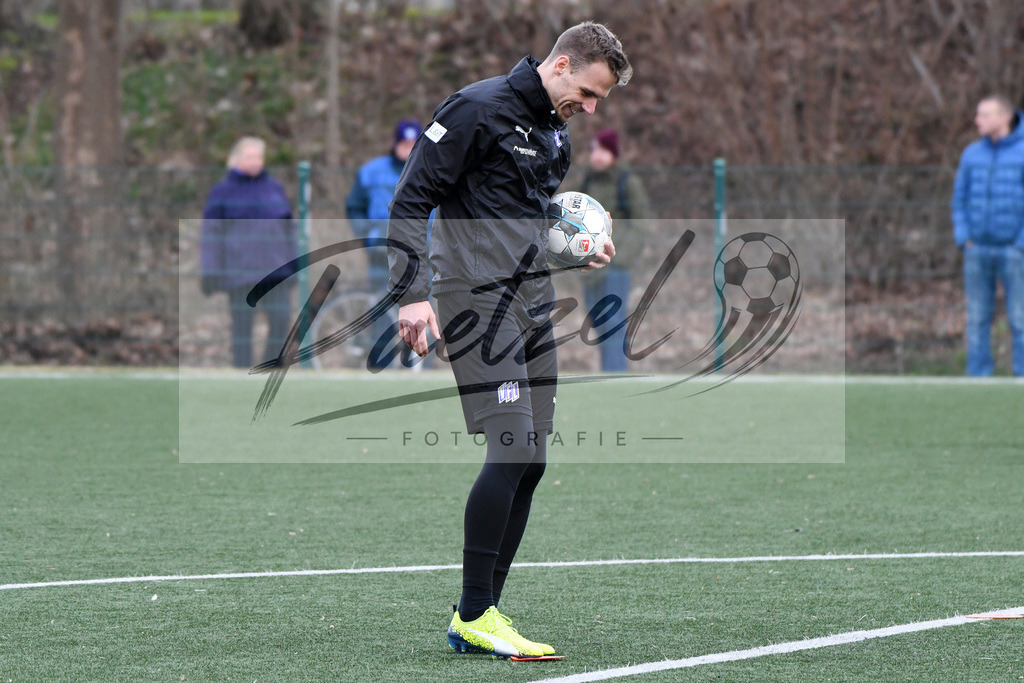 20200131_TRAOSN_0105 | Fußball, Herren: Maurice Trapp (VfL Osnabrueck) schaut waehrend der Trainingseinheit des VfL Osnabrueck im Sportpark Illoshoehe am 31.01.2020 in Osnabrueck, Deutschland. - Realisiert mit Pictrs.com