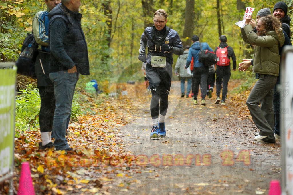 251026_1340_EX1_3842 | Sportfotografie im Rhein-Sieg Kreis, Köln, Bonn, NRW, Rheinland Pfalz, Hessen, etc. Unser Tätigkeitsfeld umfasst den Laufsport vom Volkslauf über den Marathon, Duathlon, Triathon bis zum Ultralauf wie Kölnpfad Ultra oder Schindertrail.