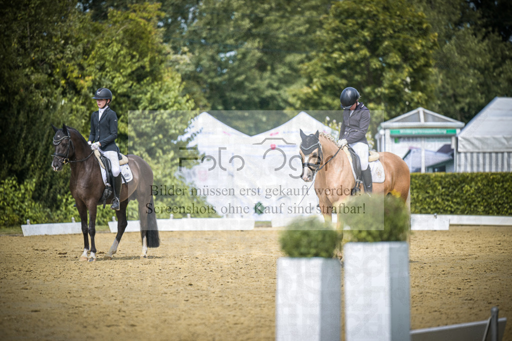 DOS_4033 | Entdecke hochwertige Reitturnierfotos von Foto Oger. Professionell, emotional und authentisch – jetzt Lieblingsmomente im Shop bestellen.Deutschlandweite Turnierfotografie. - Realisiert mit Pictrs.com