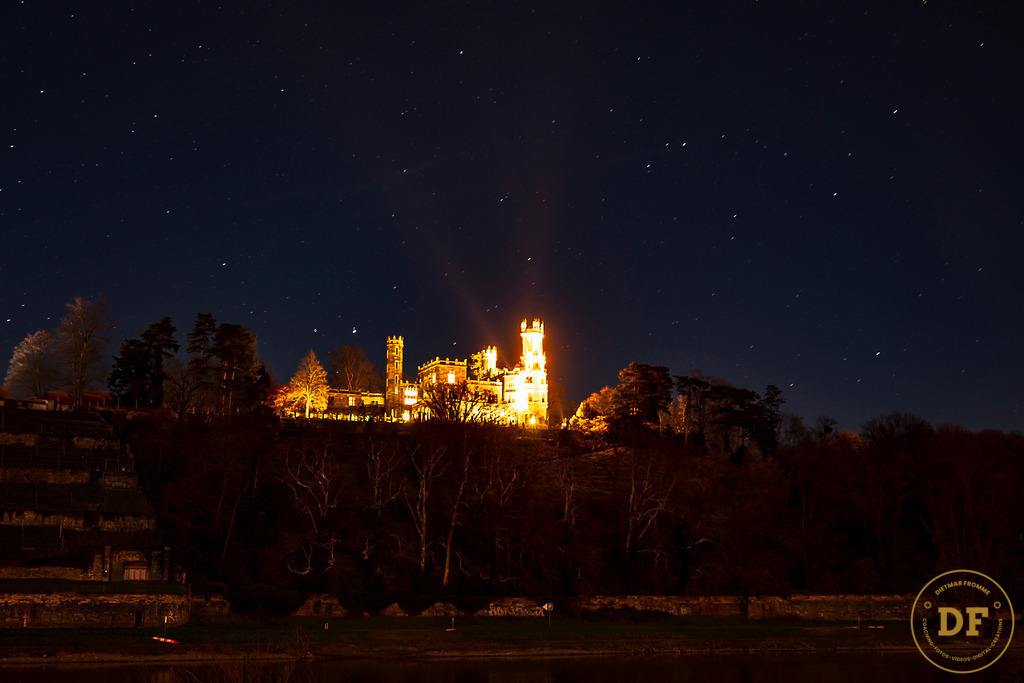 Schloss Eckberg im Sternenhimmel | Geschenke, Wandbilder und Accessoires mit Motiven aus Dresden und anderen schönen Orten zur Verschönerung Deines zu Hauses und zum verschenken gewünscht? Wähle Deine Lieblingsbild auf dem Produkt Deiner Wahl. 