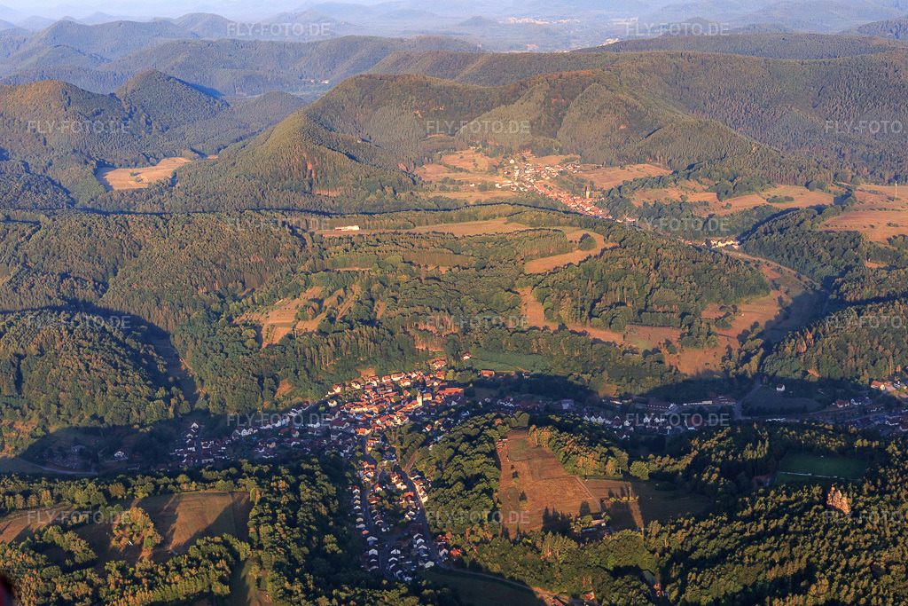 Luftbild: Ortsansicht von Osten in Bundenthal im Bundesland Rheinland-Pfalz in Deutschland. Foto: IMG_121955.jpg vom 08.08.2020 durch Werner Riehm/FLY-FOTO.de