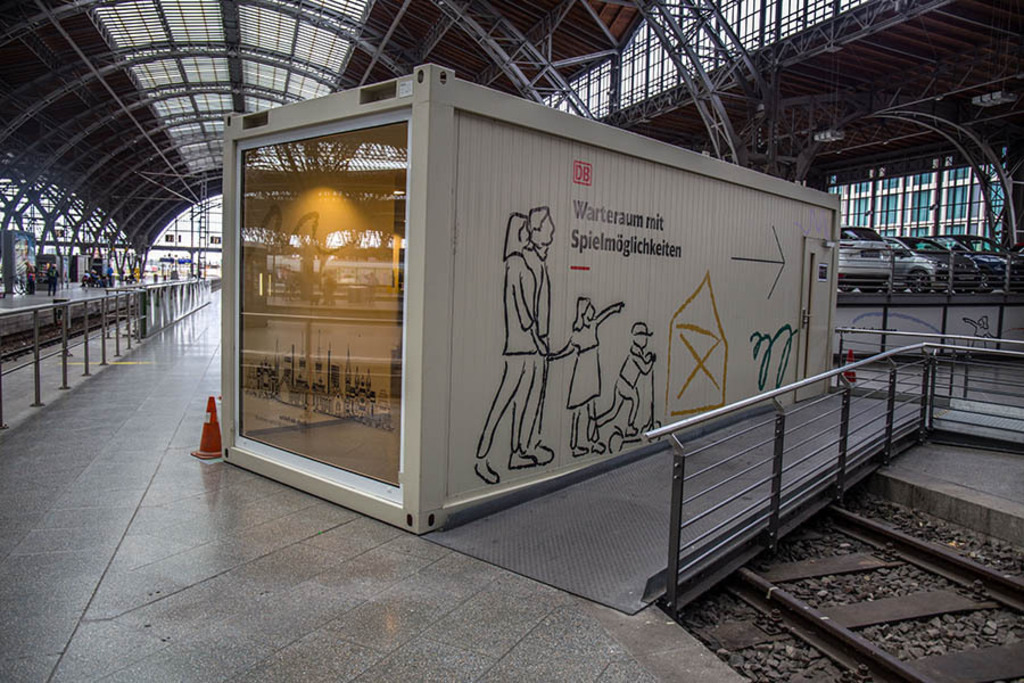 Hauptbahnhof - Warteraum mit Spielmöglichkeiten am Gleis 24 | Entdecke über 20 Kategorien Leipzig-Motive: Foto-Downloads, hochwertige Poster, Leinwand- & Fine-Art-Prints. Jetzt Lieblingsfoto im Bildlexikon Leipzig Shop bestellen!
