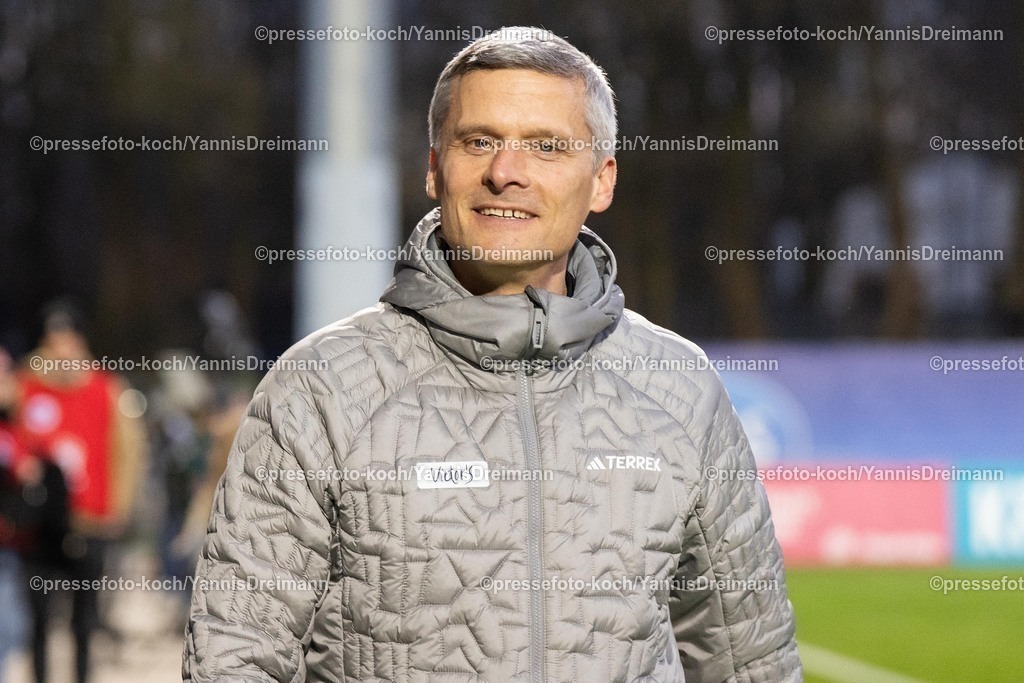 xYDR2802250101008 | 28.02.2025, xydrx, Fußball, Viktoria Köln - 1.FC. Saarbrücken, 3.Liga, Sportpark Höhenberg, Saison 2024 2025: Ruediger Ziehl (Cheftrainer 1.FC Saarbrücken) DFB regulations prohibit any use of photographs as image sequences and or quasi-video.