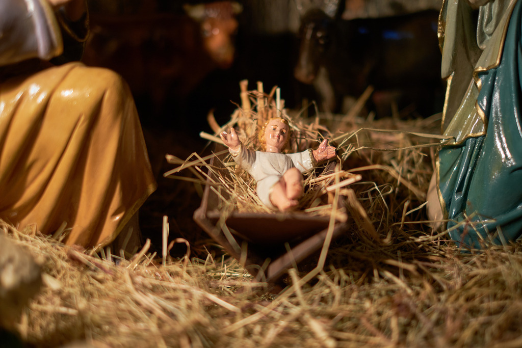 Blick in eine Krippe mit Maria, Josef und das Jesuskind | Wien, Austria - January 16, 2022: Blick in eine Krippe mit Maria, Josef und das Jesuskind. - Realisiert mit Pictrs.com