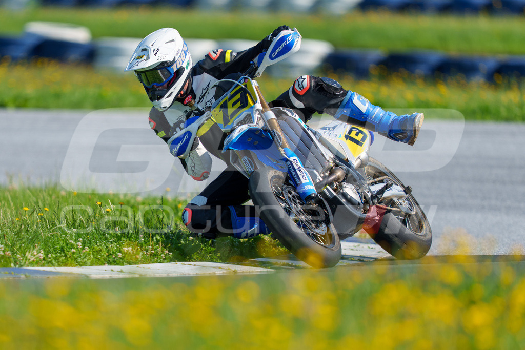 SuperMoto_Staatsmeisterschaft_Greinbach_086 | GRIPcapture steht für authentische Sportfotografie in Österreich – für Momente, die mehr sind als Geschwindigkeit oder Ergebnis. Es geht um Emotion, Spannung, Fokus und den Augenblick, der oft nur einen Wimpernschlag dauert.Ob Motorsport, Teamsport oder 