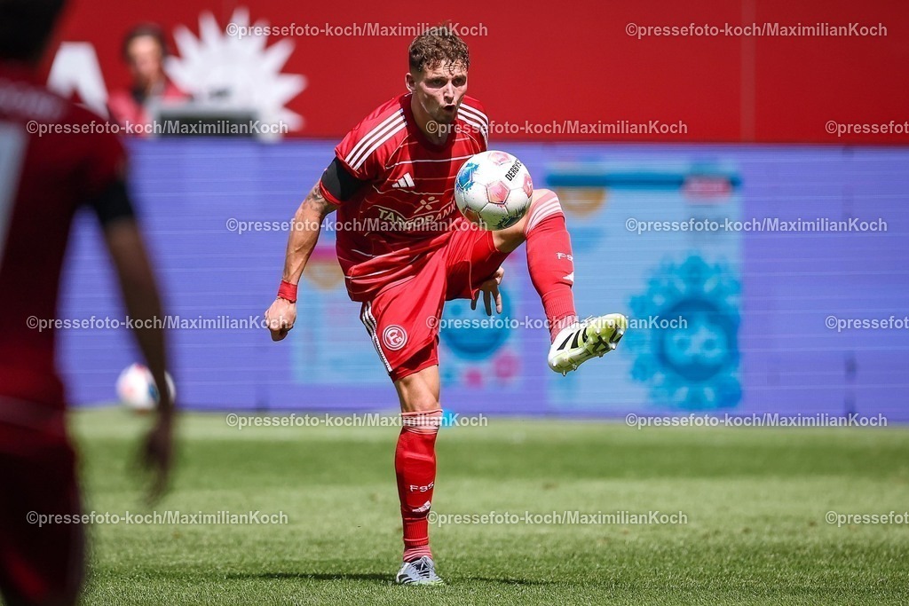 F9509082501045 | 09.08.2025, Fußball, Fortuna Düsseldorf - Hannover 96, 2. Fußball Bundesliga, Merkur Spiel-Arena, Saison 2025 2026: Moritz Heyer (Fortuna Düsseldorf #05)  DFB regulations prohibit any use of photographs as image sequences and or quasi-video.