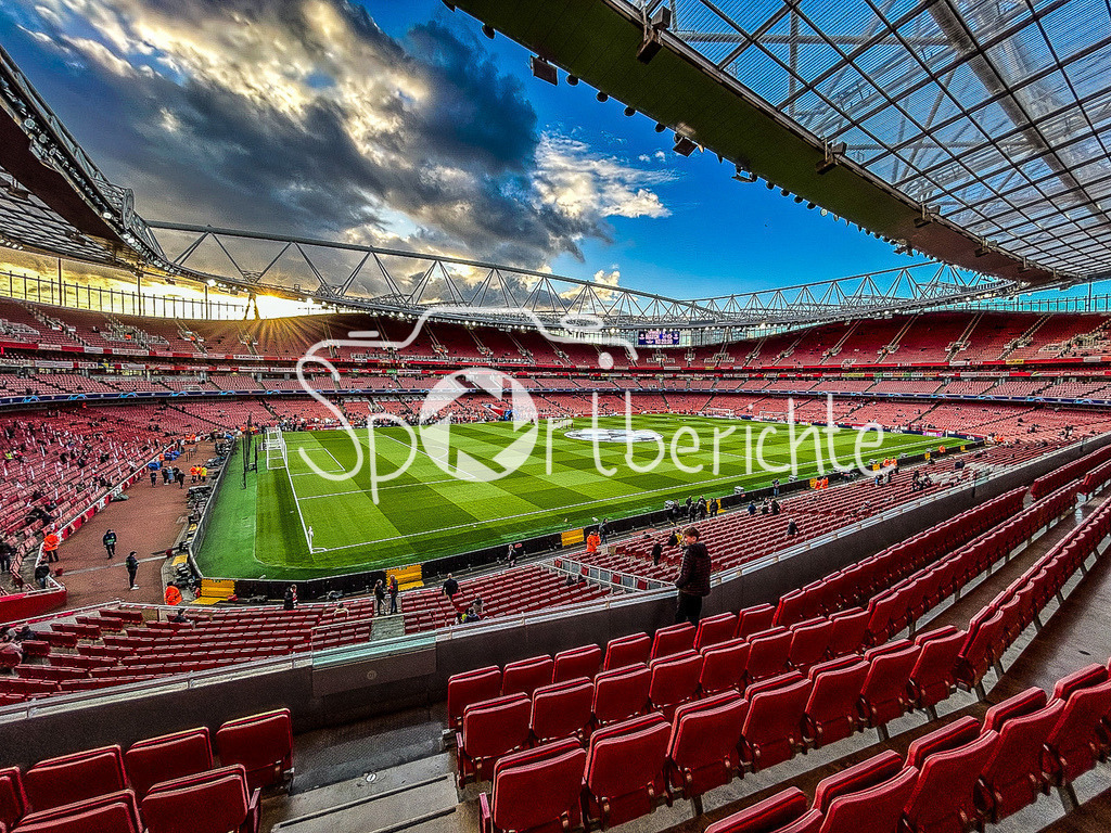 Arsenal FC - FC Bayern München | Das Emirates Stadium in London strahlt in der Abendsonne vor der Partie zwischen Arsenal und dem FC Bayern / Stadionfoto / Stadionbild / Symbolbild / Sonnenuntergang / Sonne / Abendsonne / Viertelfinale Hinspiel