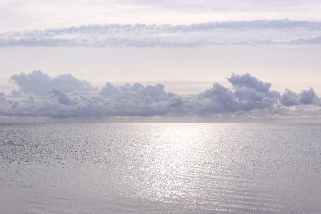 Sanftes Abendlicht über dem Meer – Edles maritimes Wandbild fürs Wohnzimmer | Dieses hochwertige maritime Wandbild fängt einen ruhigen Moment am Meer ein: sanftes Licht spiegelt sich auf der Wasseroberfläche, während weiche Wolken den Himmel in zarten Pastelltönen färben. Die harmonische Stimmung vermittelt Ruhe, Weite und ein Gefühl von natürlicher Gelassenheit.Perfekt für Wohnräume, die eine entspannte, stilvolle Atmosphäre ausstrahlen sollen. Das Bild wirkt besonders edel in modernen, hellen und minimalistischen Einrichtungen und setzt einen zeitlosen Akzent, der den Raum optisch öffnet und beruhigt.