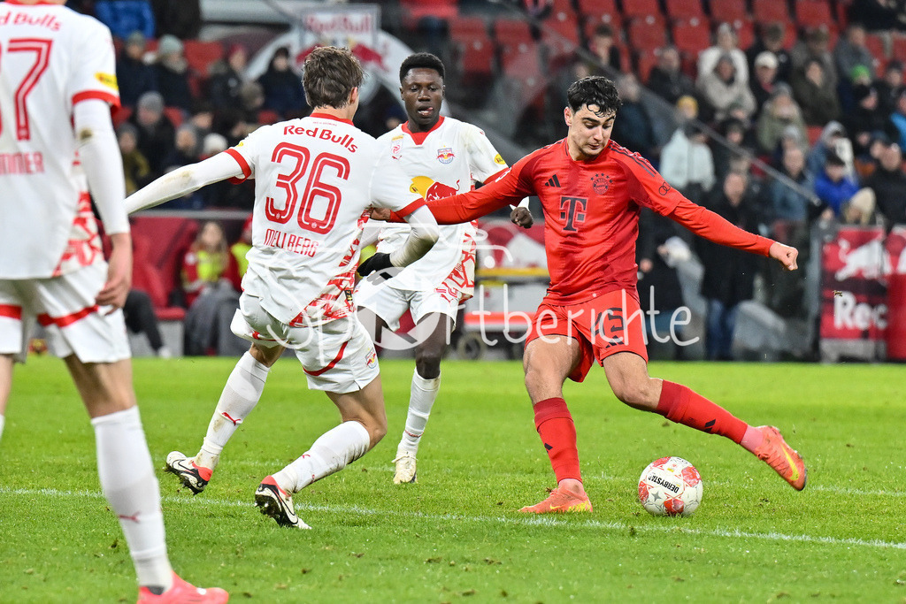 RB Salzburg - FC Bayern München | John MELLBERG (RB Salzburg 36) kann einen Schussversuch von Aleksandar PAVLOVIC (FC Bayern Muenchen 45) verhindern / Testspiel: RB Salzburg - FC Bayern Muenchen, Red Bull Arena am 06.01.2025