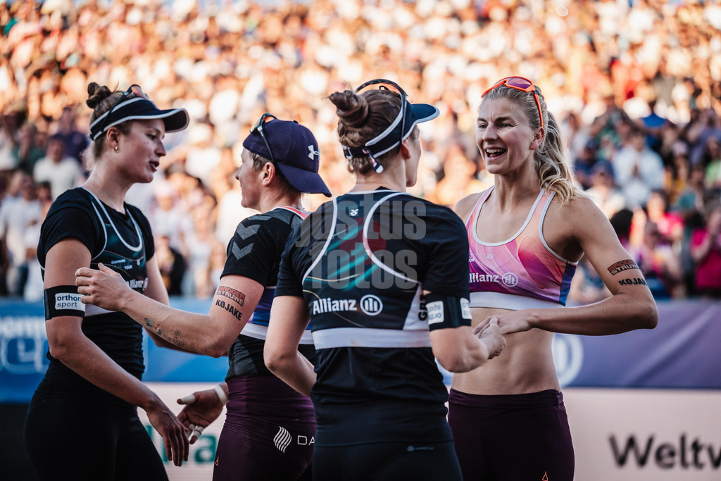 Beachvolleyball | Frauen | Deutsche Meisterschaften 2025 Timmendorfer Strand | 06.09.2025 | v.l. Svenja Müller, Melanie Gernert, Cinja Tillmann und Nele Barber nach dem Spiel
