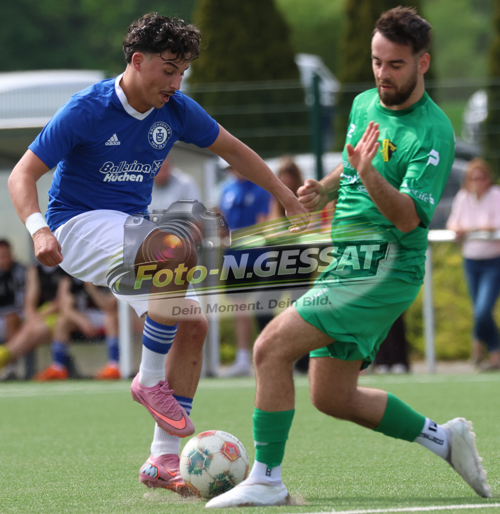 SC Enger - TuS Bruchmühlen | Auf dem Bild zu sehen: grün SC Enger: Robin Simsek ; blau TuS Bruchmühlen: Firat FidanSC Enger, TuS Bruchmühlen, Saison 25/26, Kreisliga A, Enger, Deutschland - Realisiert mit Pictrs.com