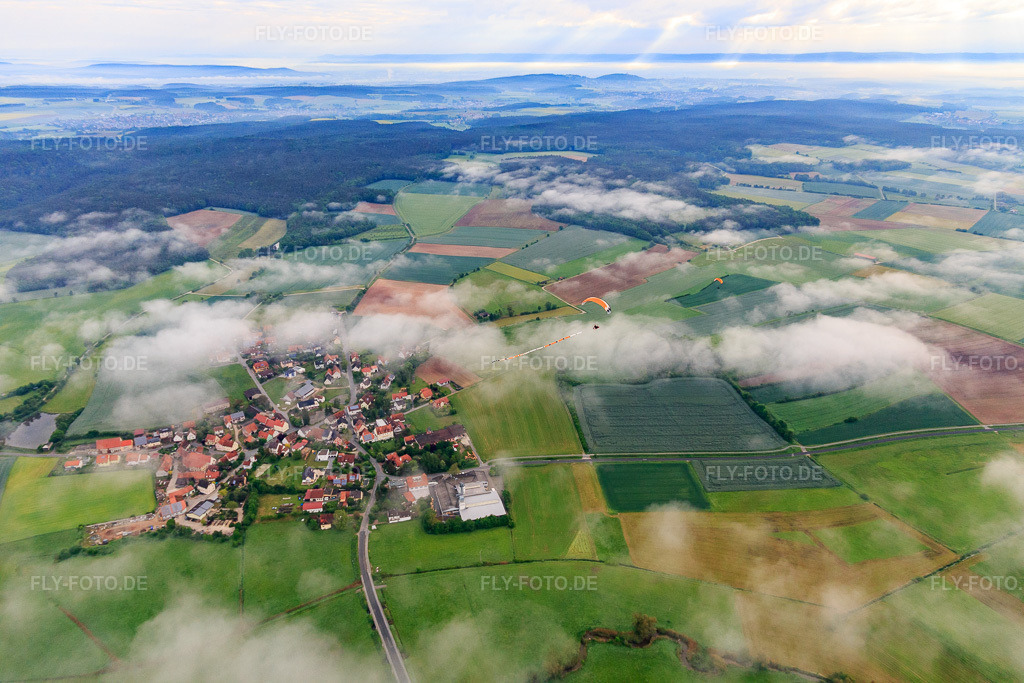 Luftbild: Dorfansicht mit Paragleitern unter Wolken im Ortsteil Grasmannsdorf in Burgebrach im Bundesland Bayern in Deutschland. Foto: IMG_099774.jpg vom 25.05.2017 durch Werner Riehm/FLY-FOTO.de