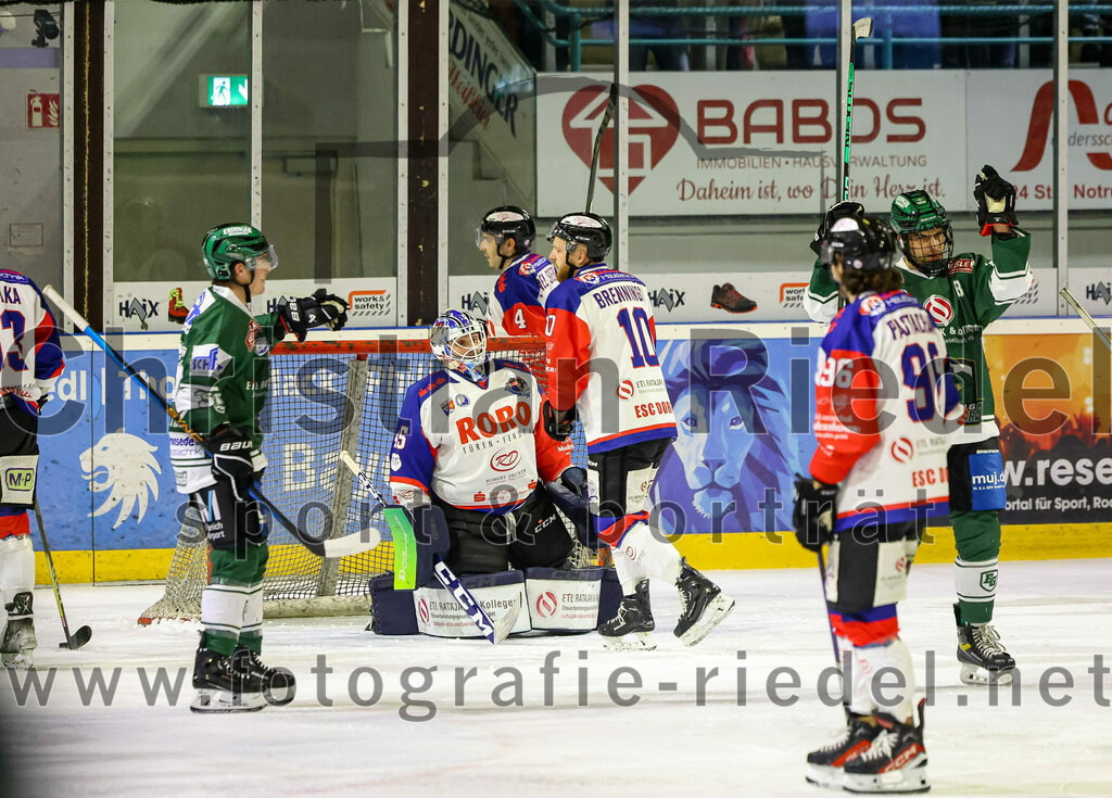 2023-11-03_006_TSV_Erding_gegen_ESC_Dorfen | Erding, Deutschland, 03.11.2023:
Eishockey, Bayernliga Vorrunde 2023 / 2024, 6. Spieltag, TSV Erding gegen ESC Dorfen, Endergebnis: 11:3

Jubel nach dem 1:0 durch Daniel Krzizok (Erding Gladiators, #18)
Torwart Maximilian Englbrecht (ESC Dorfen, #45), Florian Brenninger (ESC Dorfen, #10), Daniel Krzizok (Erding Gladiators, #18)

Foto: Christian Riedel / fotografie-riedel.net