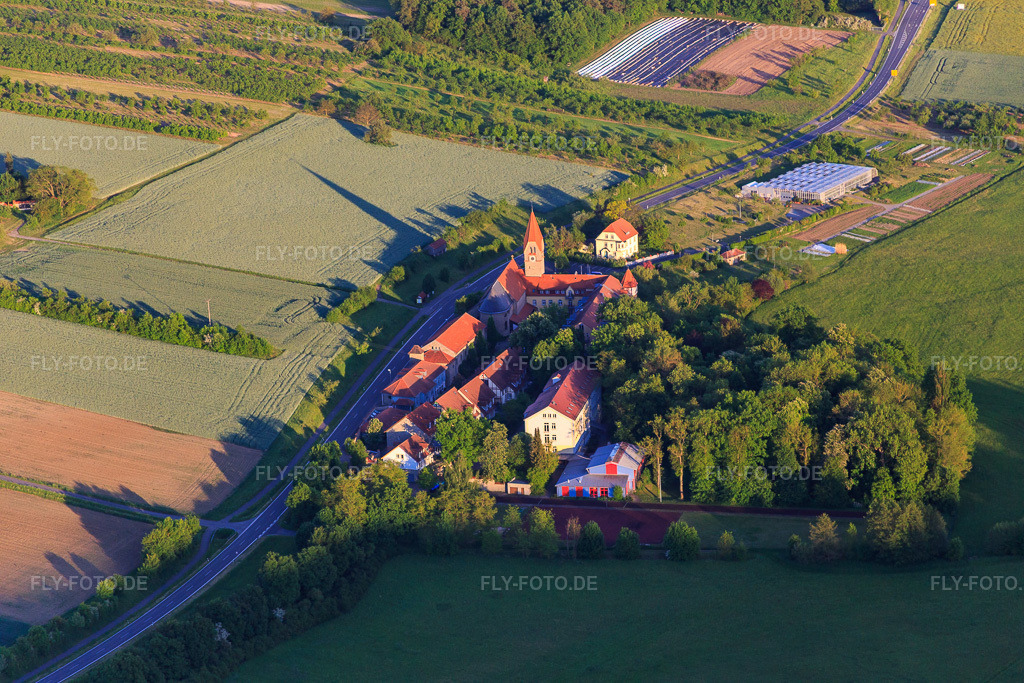 Luftbild: Gebäudekomplex des Mädchenpensionat Antonia-Werr-Zentrum im Kloster in Kloster St. Ludwig in Wipfeld im Bundesland Bayern in Deutschland. Foto: IMG_079151.jpg vom 15.05.2015 durch Werner Riehm/FLY-FOTO.deAntonia-Werr-Zentrum - Antonia-Werr-Zentrum GmbH