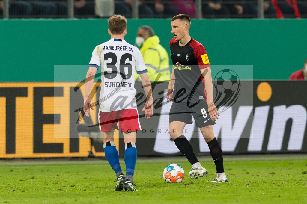 HSVSCF20220419_195 | Fussball, Herren: Maximilian Eggestein (SC Freiburg) in Aktion, am Ball, Einzelaktion beim DFB-Pokal-Halbfinalspiel zwischen Hamburger SV und SC Freiburg im Volksparkstadion am 19.04.2022 in Hamburg, Deutschland.DFB / DFL REGULATIONS PROHIBIT ANY USE OF PHOTOGRAPHS AS IMAGE SEQUENCES AND/OR QUASI-VIDEO. - Realisiert mit Pictrs.com