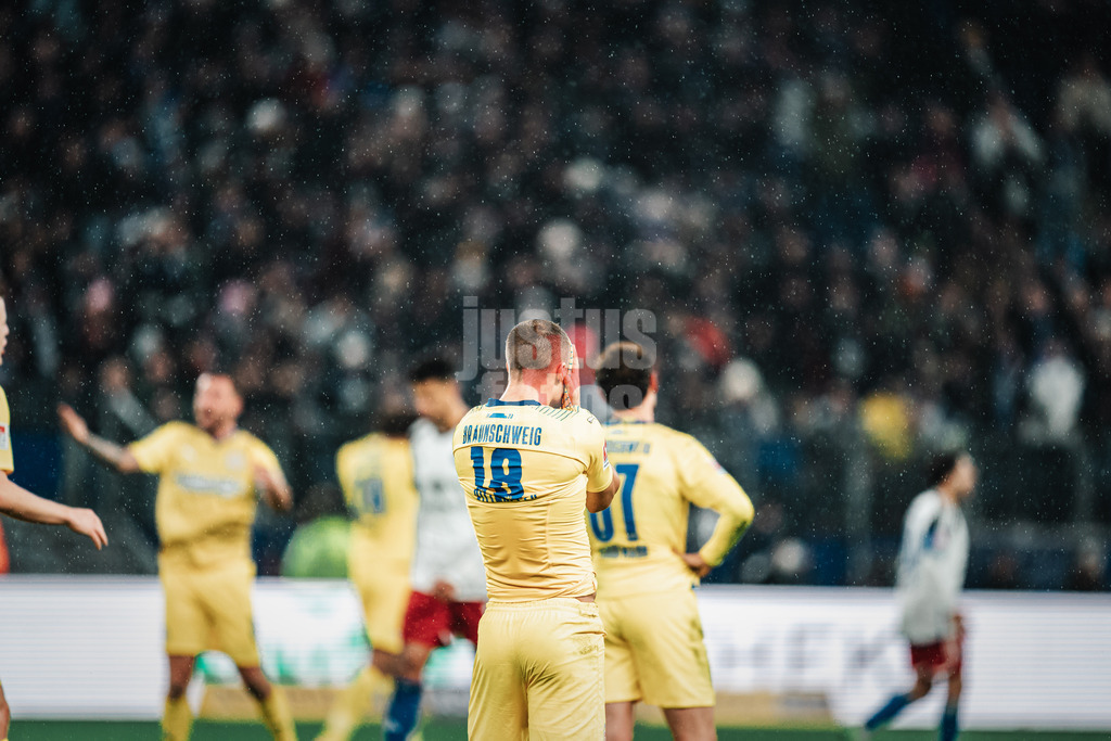 Fußball | Männer | Saison 2023/2024 | 2. Fußball-Bundesliga | 14. Spieltag | Hamburger SV vs. Eintracht Braunschweig | 24.11.2023 | Marvin Lee Rittmüller (18, Eintracht Braunschweig) zieht sich enttäuscht das Trikot über das Gesicht