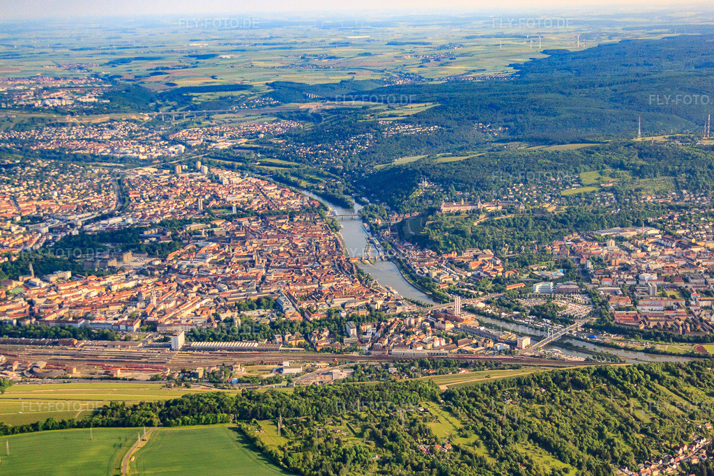 Luftbild: Altstadt zwischen Hauptbahnhof und Main im Ortsteil Altstadt in Würzburg im Bundesland Bayern in Deutschland. Foto: IMG_66210.jpg vom 30.05.2014 durch Werner Riehm/FLY-FOTO.de