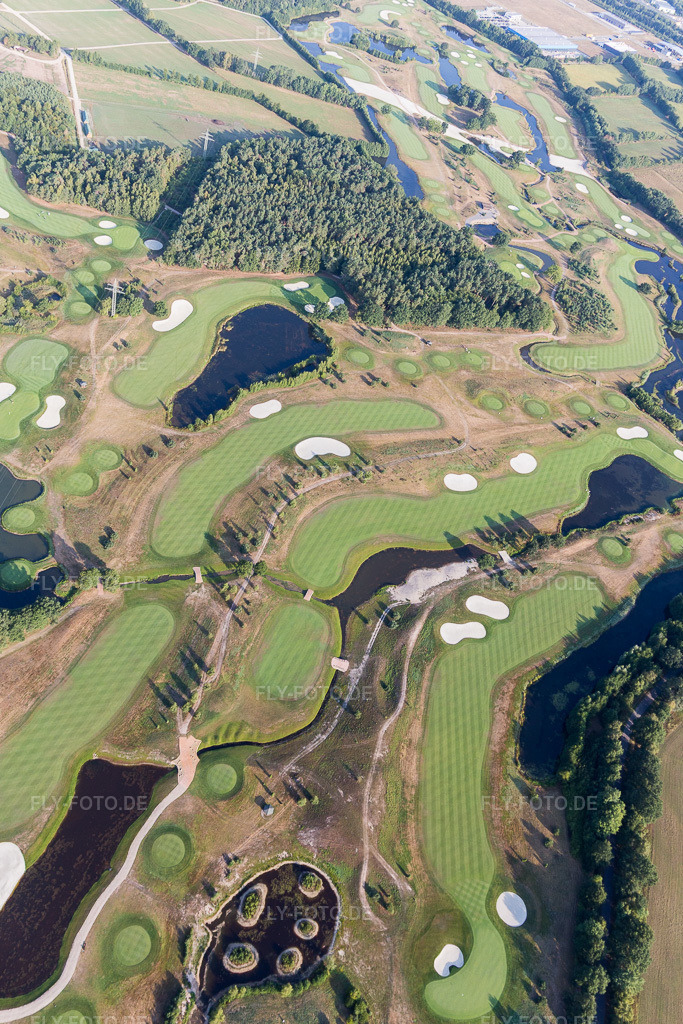 Luftbild: Gelände des Golfplatz Green Eagle Golf Courses (Luhe) im Ortsteil Luhdorf in Winsen im Bundesland Niedersachsen in Deutschland. Foto: IMG_110355.jpg vom 18.08.2018 durch Werner Riehm/FLY-FOTO.de