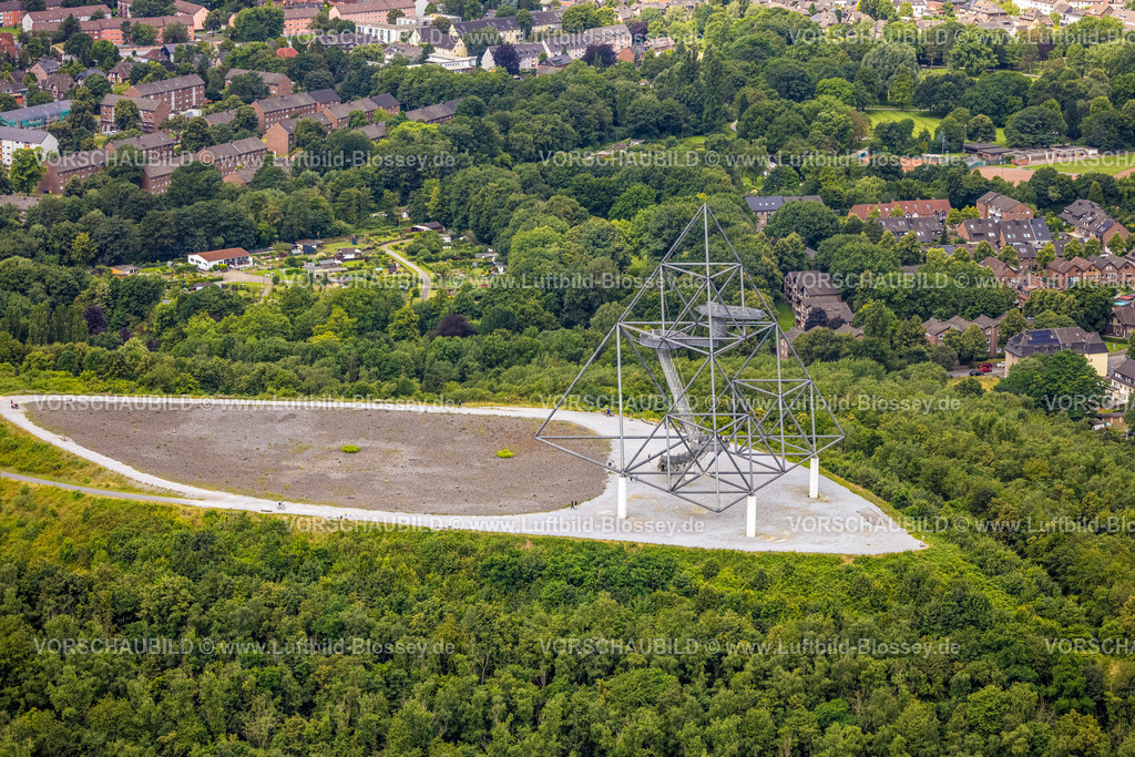 Bottrop240701113 | Luftbild, Tetraeder Skulptur, Aussichtsterrasse in Form einer dreiseitigen Pyramide, Sehenswürdigkeit auf der Halde Beckstraße, Batenbrock-Nord, Bottrop, Ruhrgebiet, Nordrhein-Westfalen, Deutschland