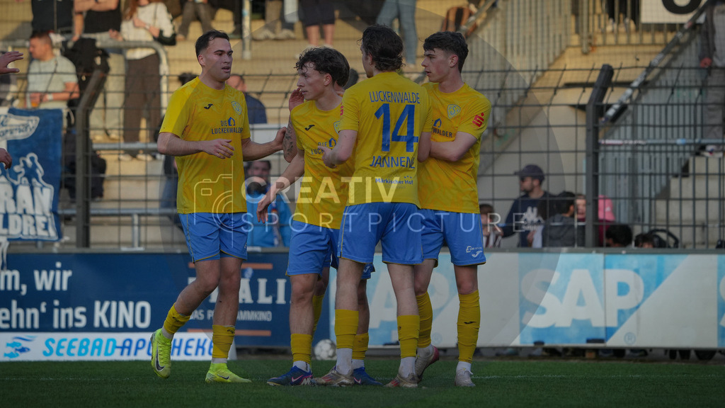 Fußball, Herren, Saison 2025/2026, Regionalliga Nordost, 30. Spieltag, FSV 63 Luckenwalde vs. SV Babelsberg 03, Freitag 17.04.2026, Karl-Liebknecht-Stadion Potsdam | Fußball, Herren, Saison 2025/2026, Regionalliga Nordost, 30. Spieltag, FSV 63 Luckenwalde vs. SV Babelsberg 03, Freitag 17.04.2026, Karl-Liebknecht-Stadion Potsdam, Im Bild: Jubel beim FSV 63 Luckenwalde nach dem Führungstreffer durch Len Neumann - Realisiert mit Pictrs.com