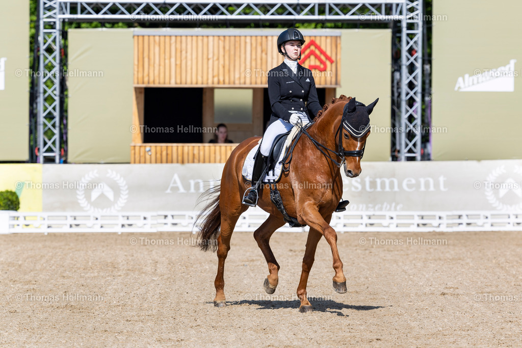 TH_556-BURSCHIK Kim (GER)_ Van Victorio BD_17500 | Deutsches Spring- und Dressur-Derby 2024 am 10.05.24 in Hamburg, 556BURSCHIK Kim (GER), Van Victorio BD