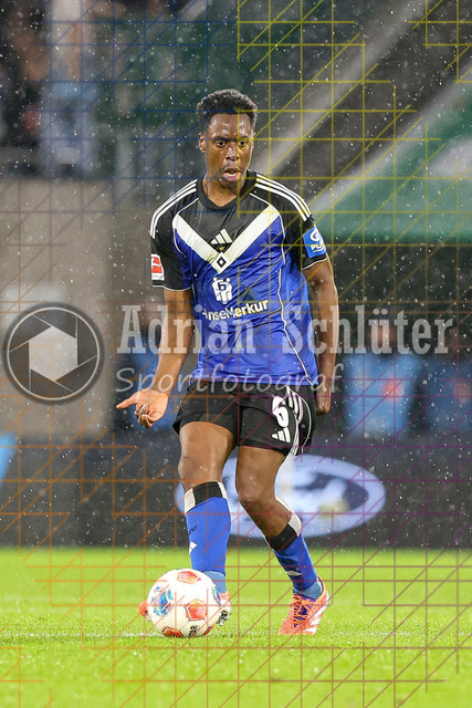 1. FC Köln vs Hamburger SV - 1. Bundesliga  | Köln, Deutschland, 02.11.25:   Albert Sambi Lokonga (Hamburger SV) in Aktion am Ball, Einzelaktion waehrend des Spiels der Bundesliga zwischen  1. FC Köln vs Hamburger SV in der RheinEnergieStadion(Foto von Brauer-Fotoagentur / Adrian Schlueter)